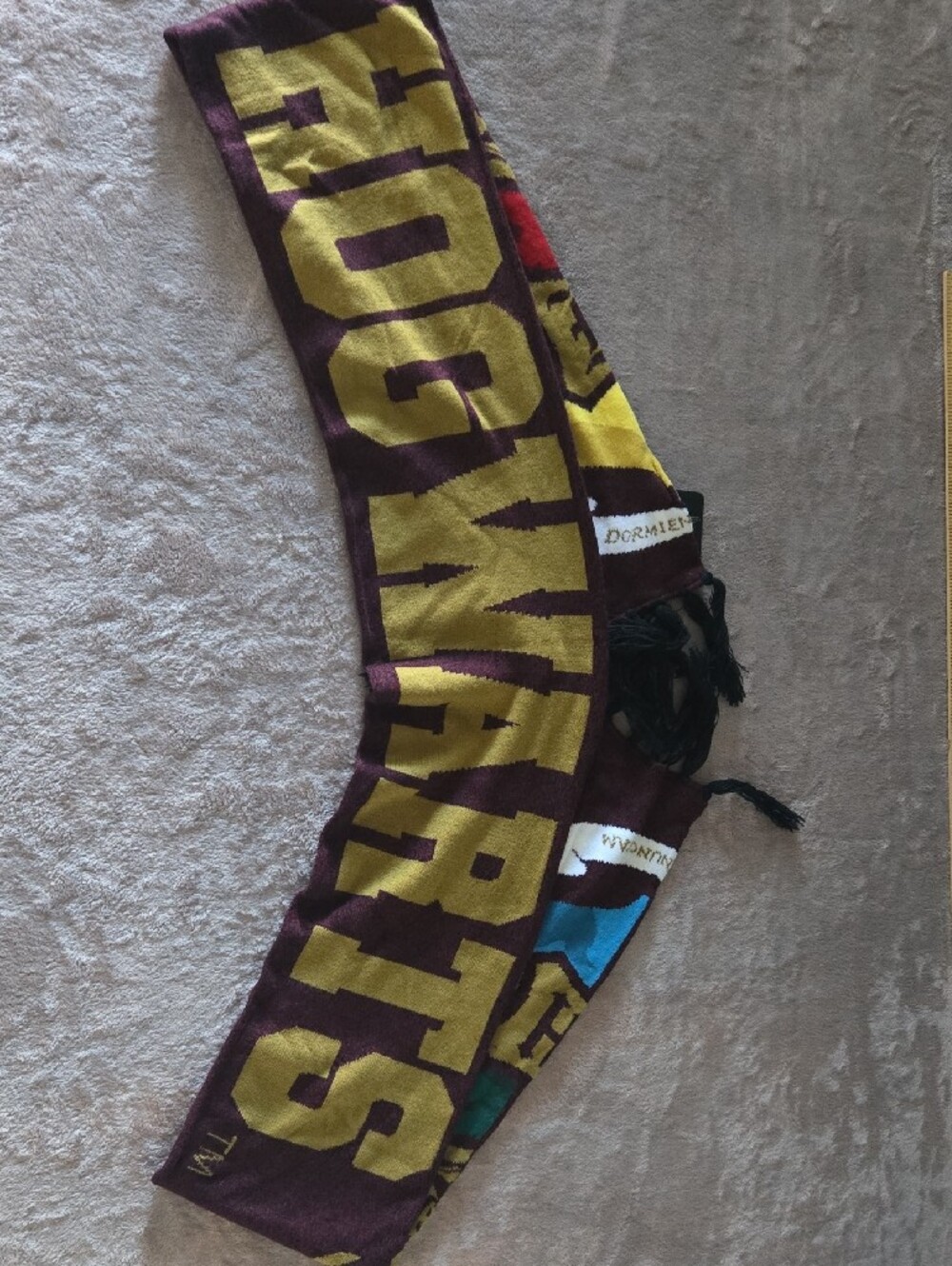 New With Tag Harry Potter Hogwarts Crest Knit Scarf with Tassels